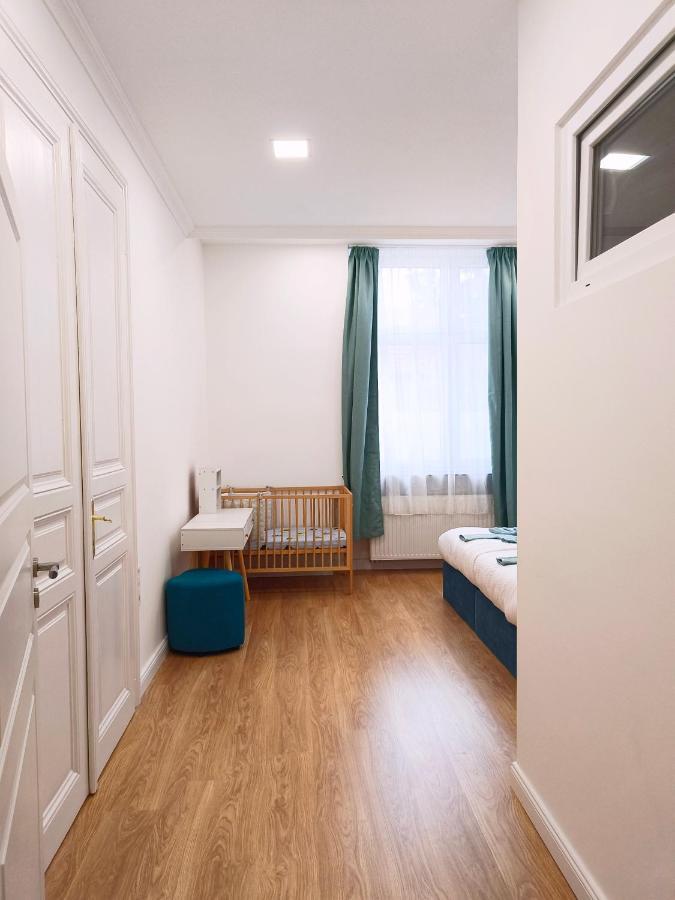 Ruyi Holiday -Csaladi Haz Sopron Exterior foto